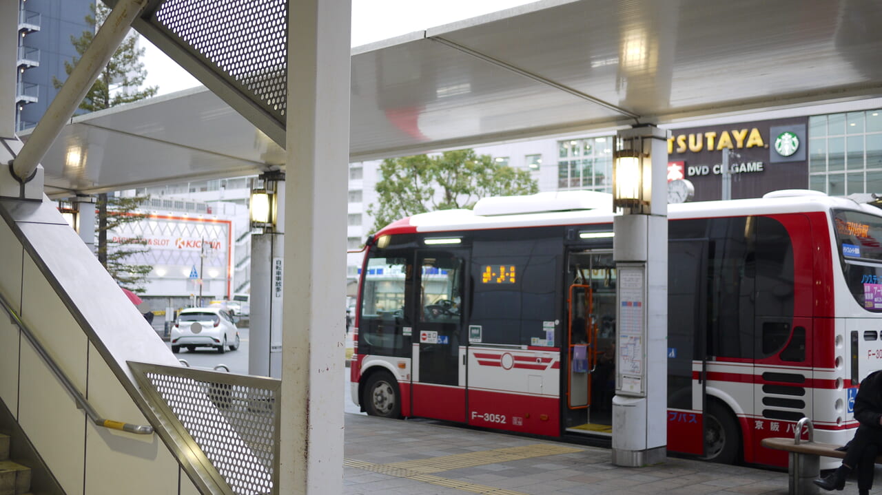 香里園駅のTSUTAYA前のバス乗り場