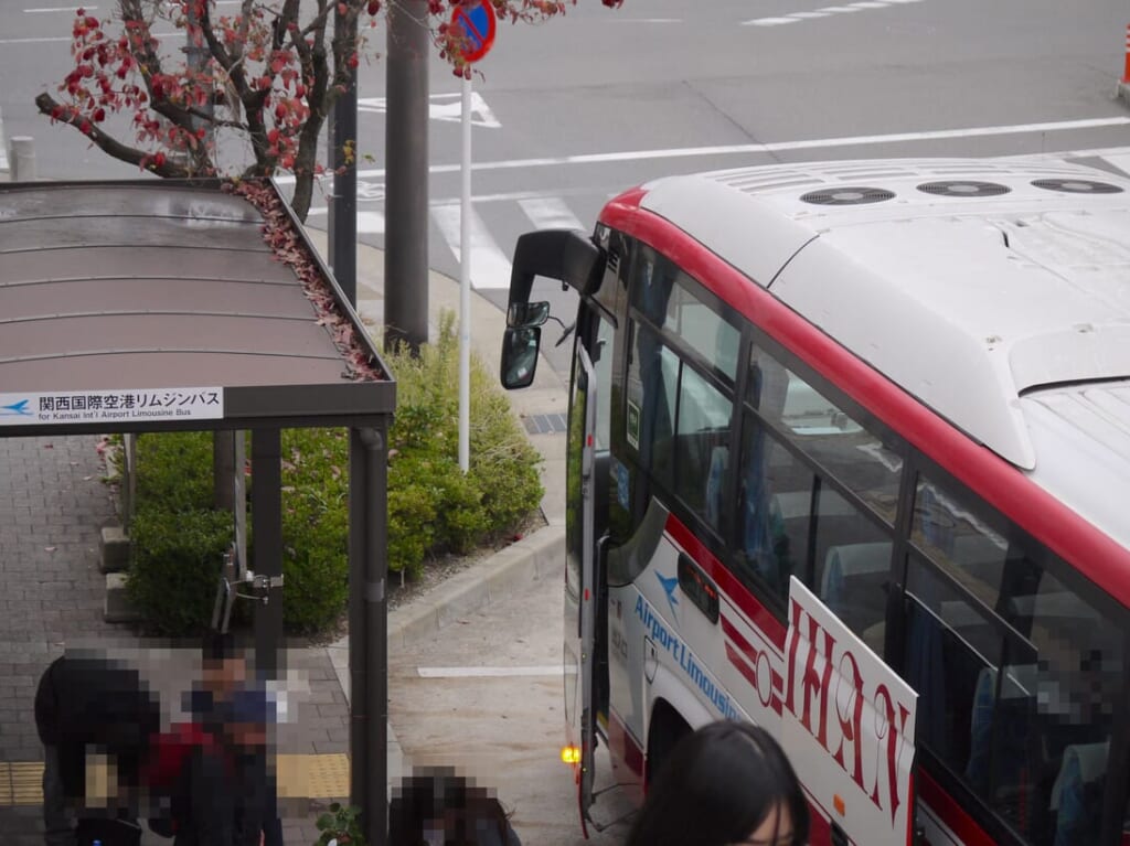 寝屋川市駅0番のりばに停まる関西空港行きリムジンバス