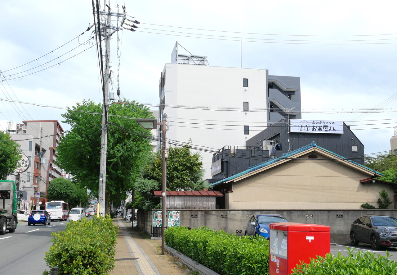 京阪米穀の看板が見える