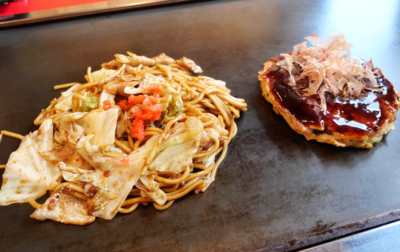 お好み焼き、焼きそばのセット