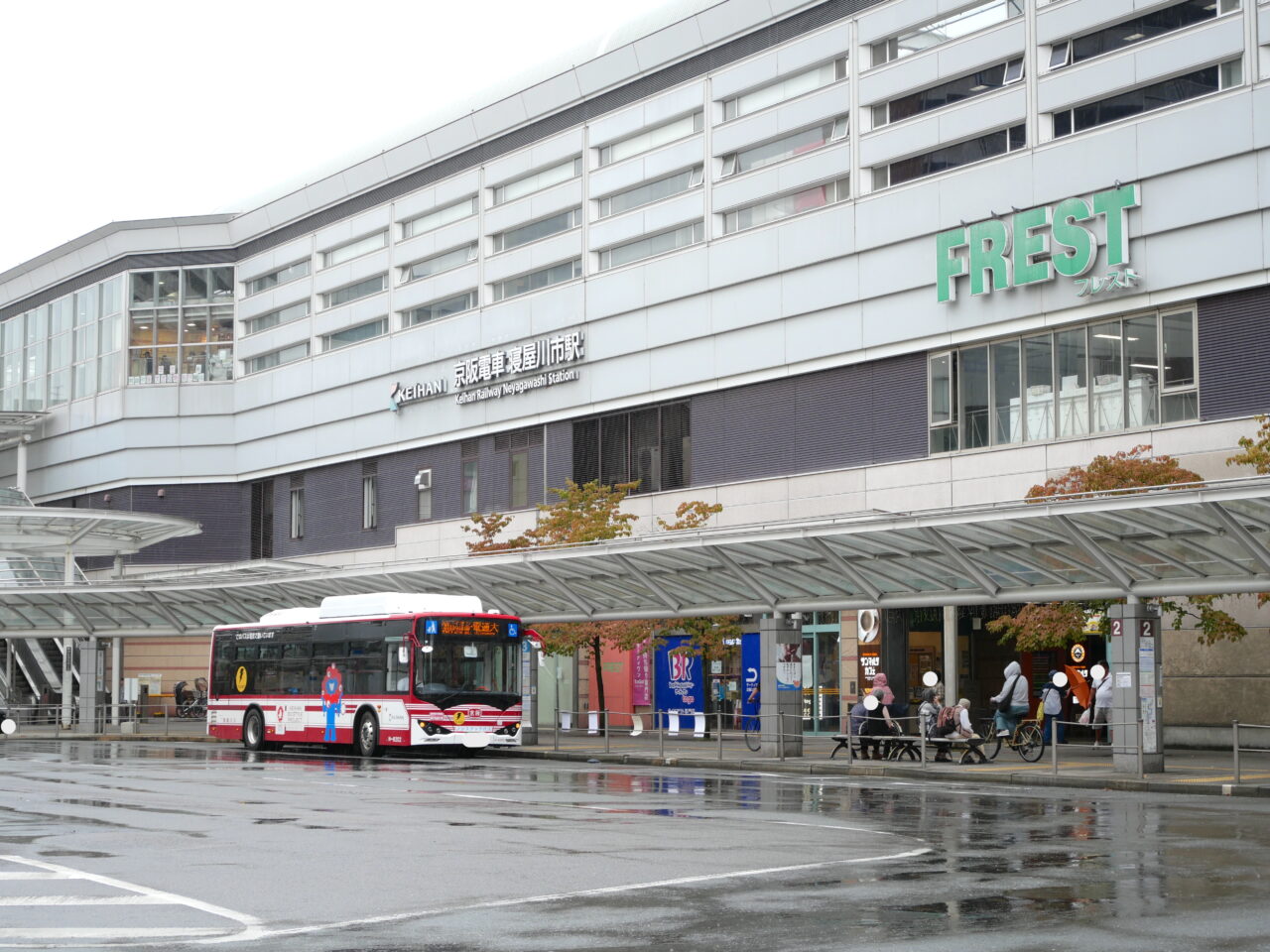 停車中の30A路線の京阪バス