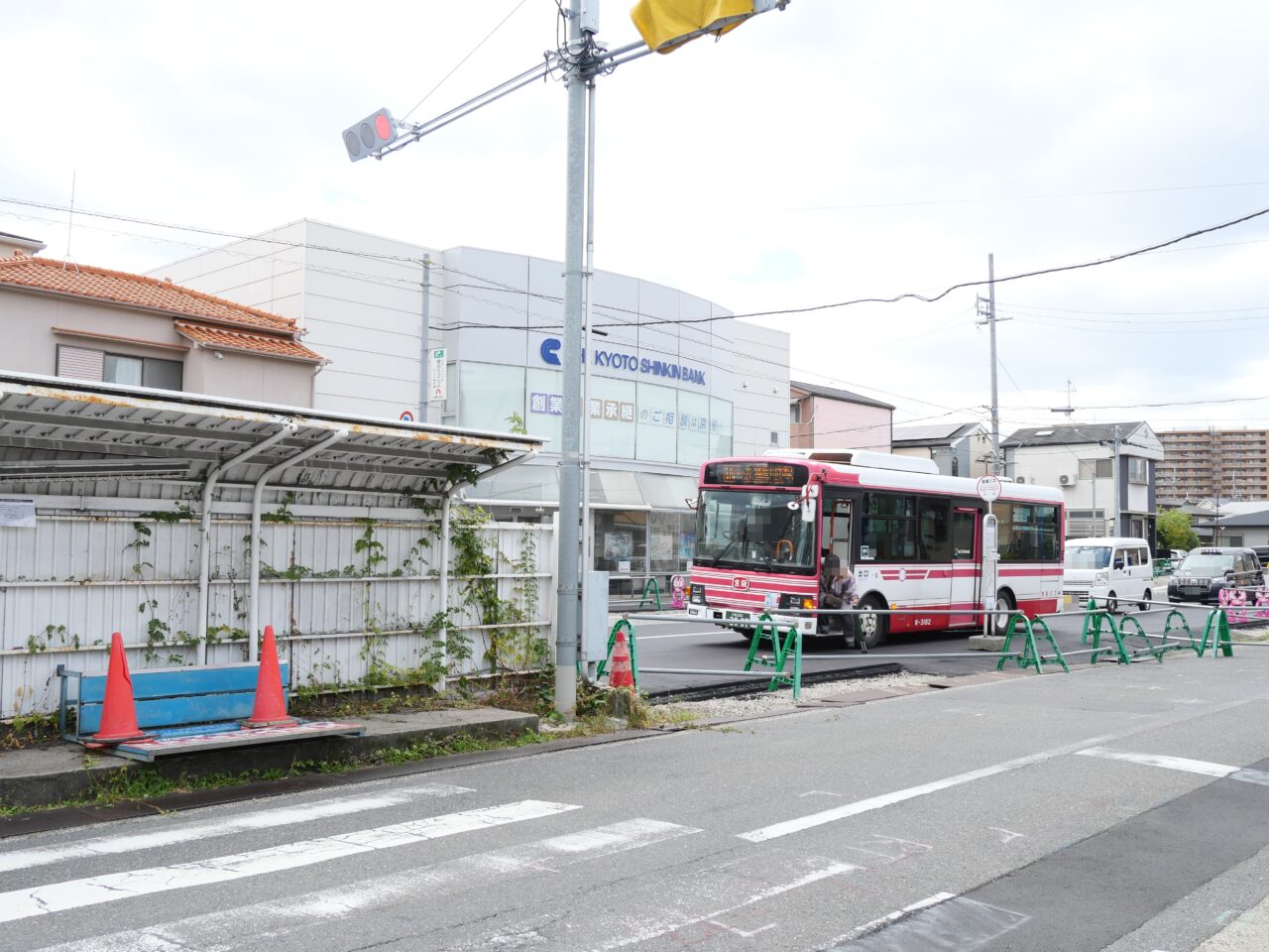 東行きのバスが大利停留所に停まっているところ