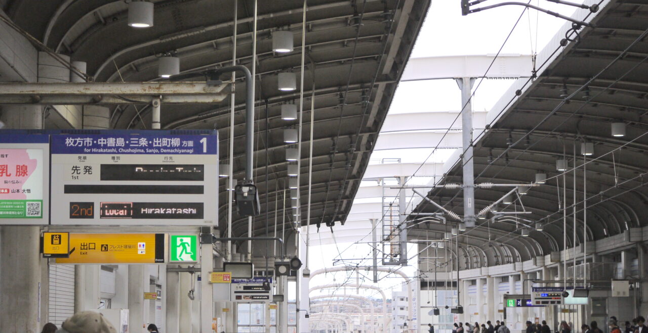 寝屋川市駅発の普通列車を待つ人