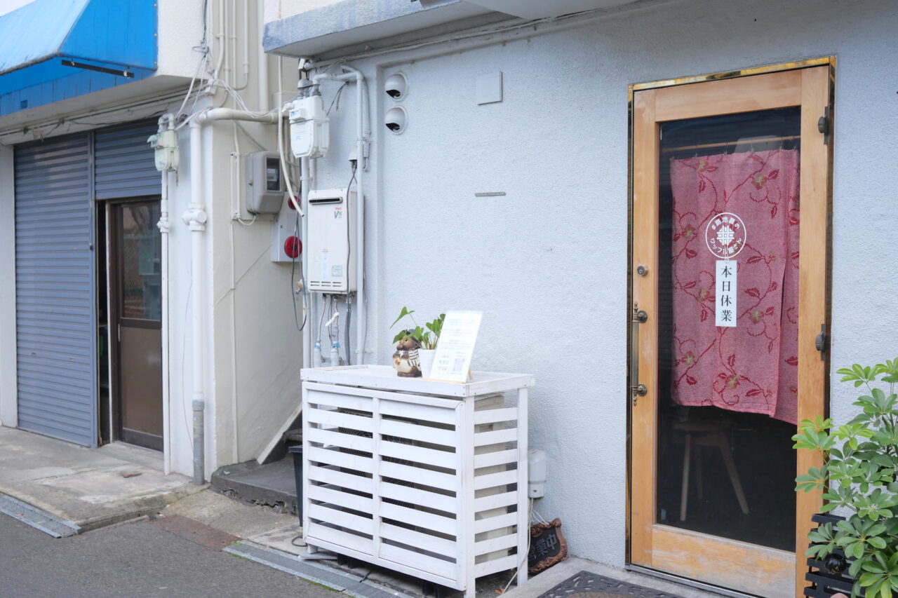 寝屋川市役所近くの路地裏のワッフル屋さん