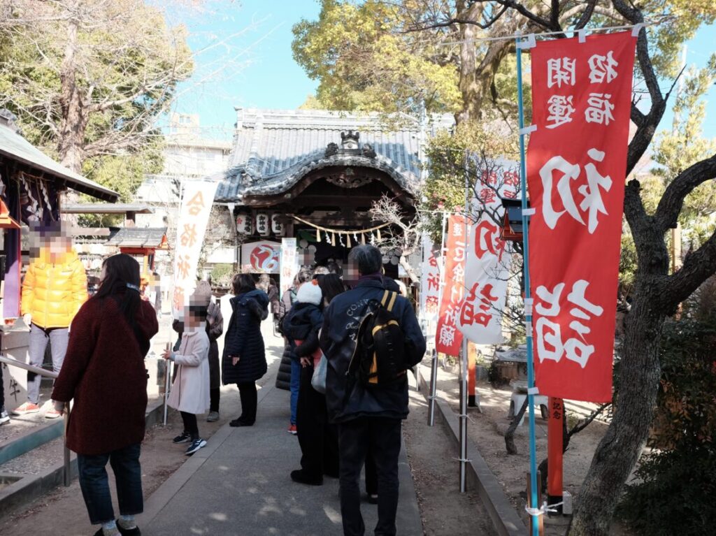 参拝客でいっぱいの大利神社