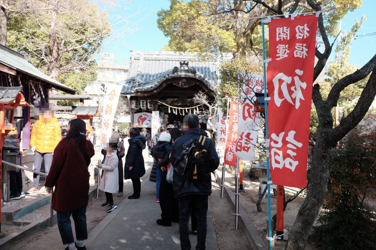 参拝客でいっぱいの大利神社