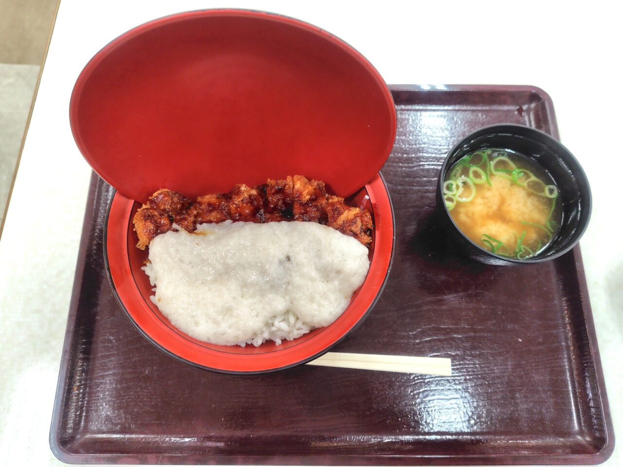 インパクト大なとろろかつ丼