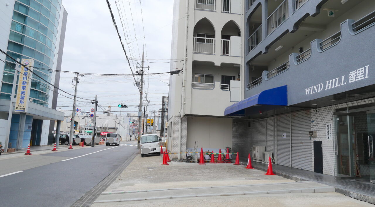 向かい側の香里自動車教習所