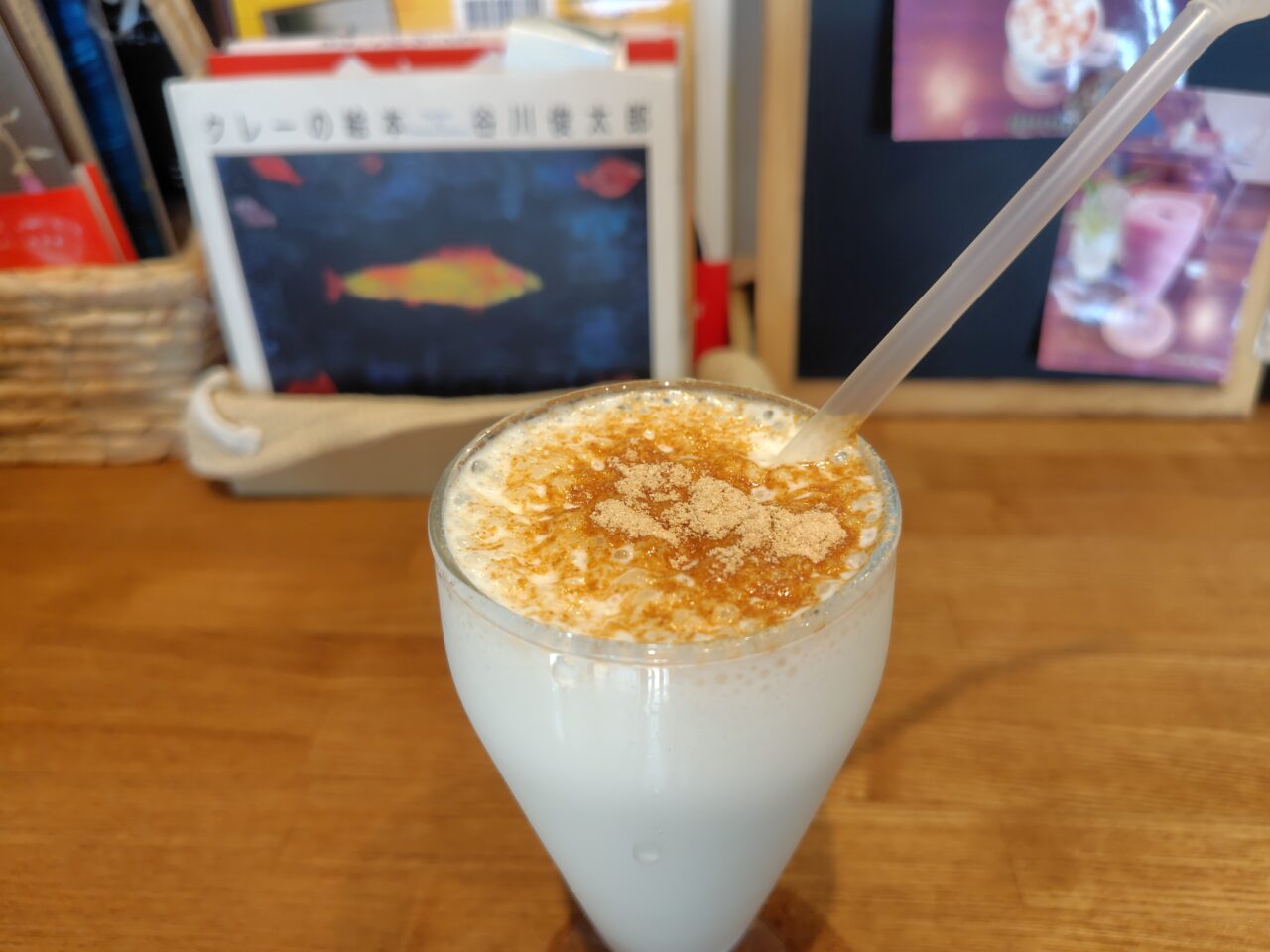 きなこがかかっている米麹ヨーグルトドリンク