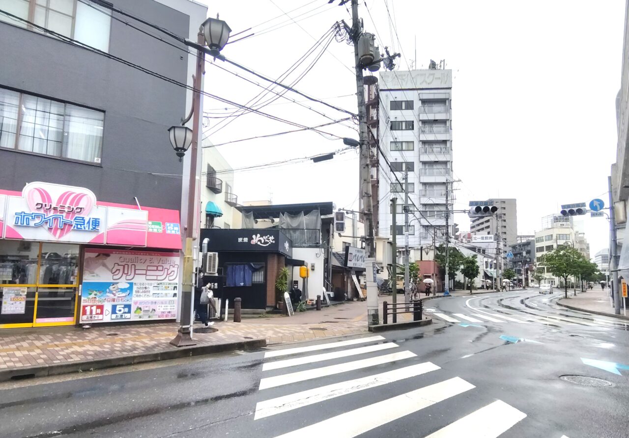 八坂町の方から駅を向いたところ