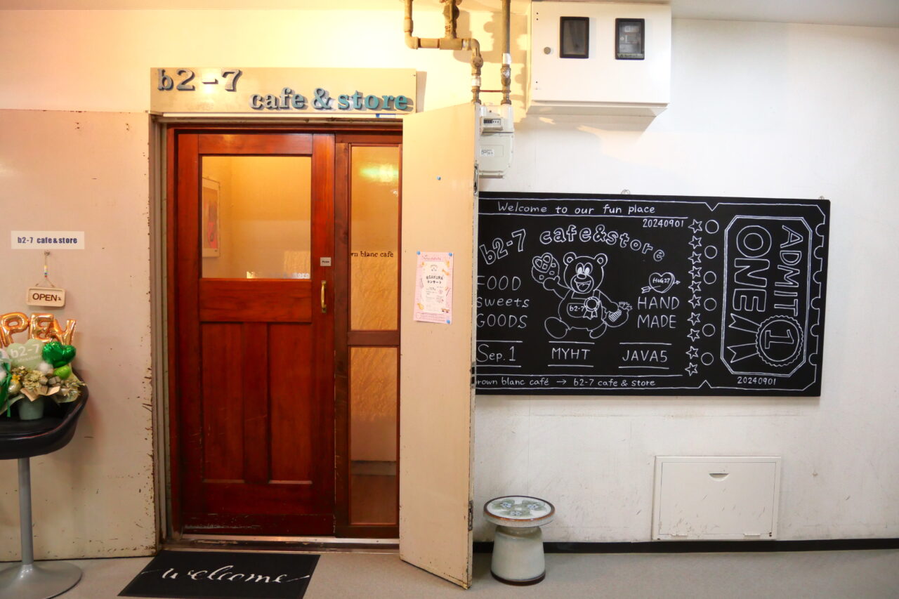 b2-7 cafe&storeのドア