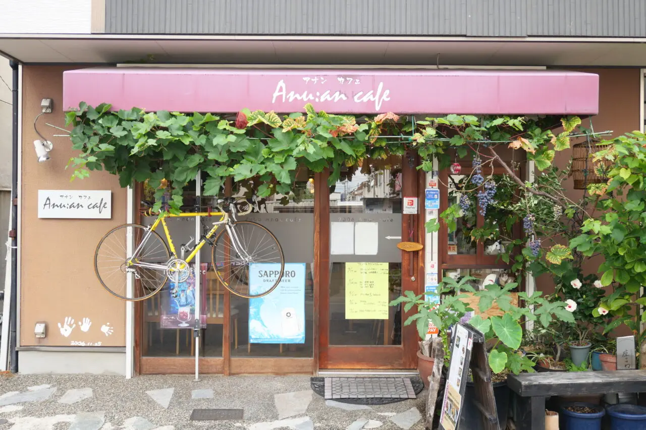 アナンカフェの店先