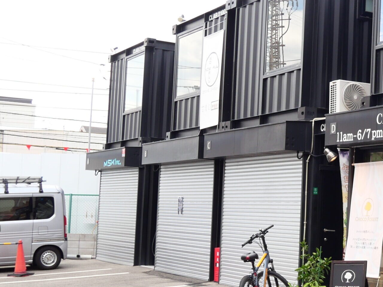 左から2番目が古着屋さん