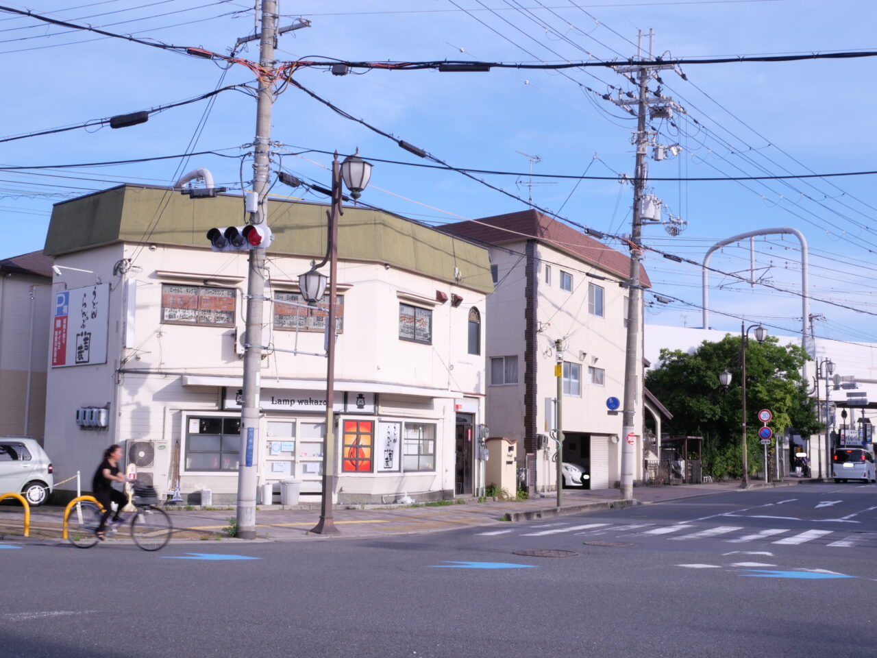 平池町の交差点あたりにあるうどんらんぷ若蔵