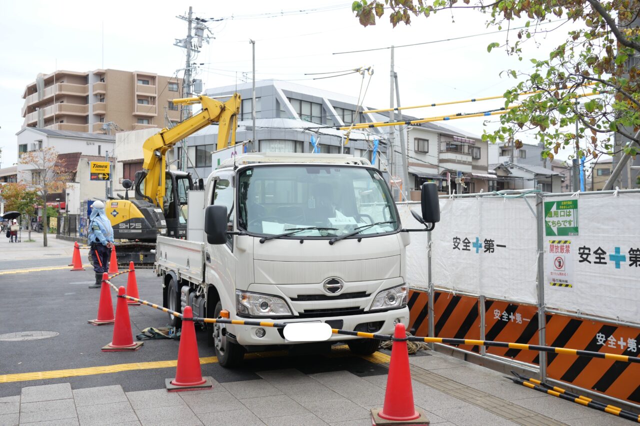 工事車両が止まっている早子町の一角
