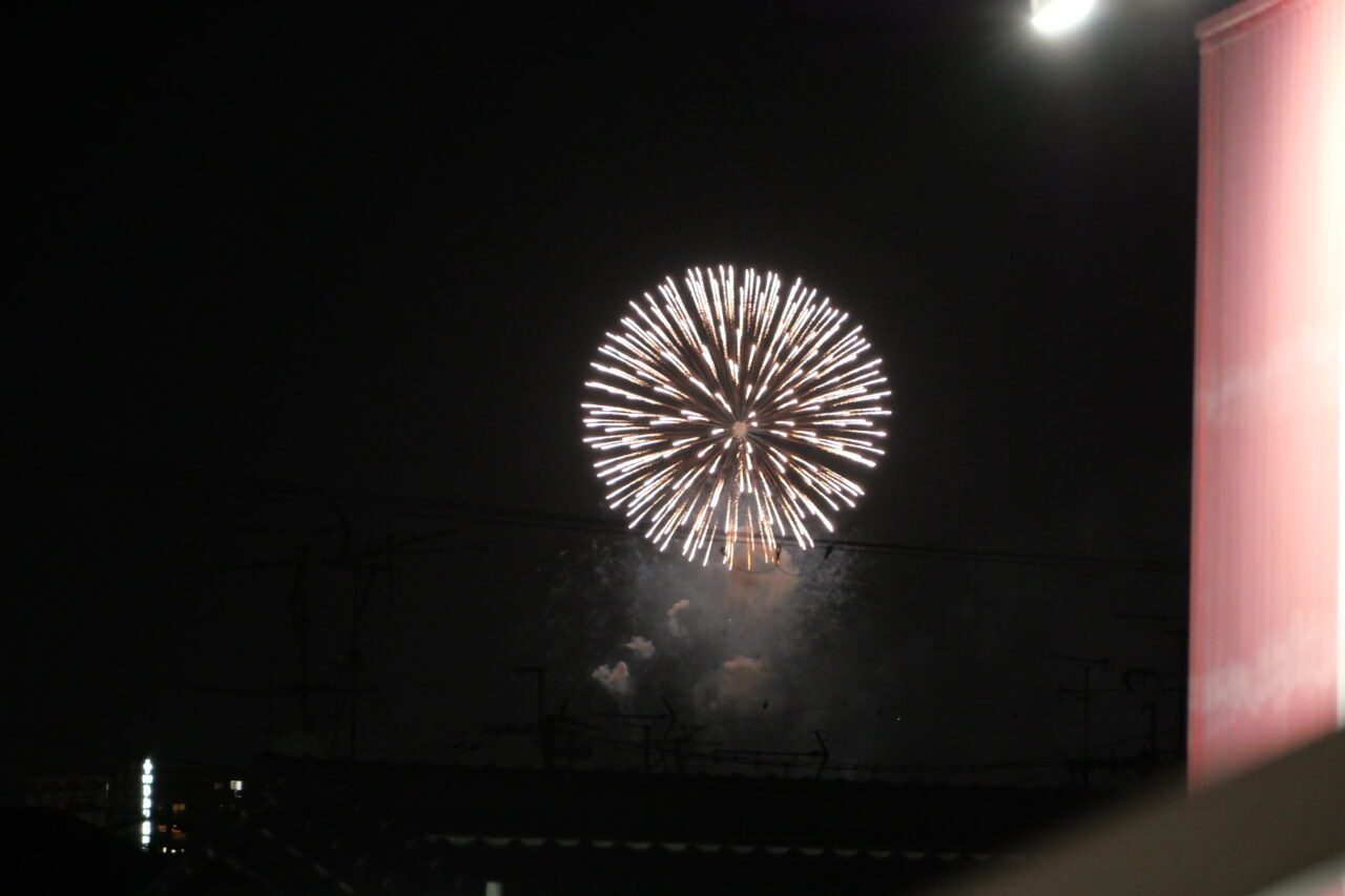 寝屋川市内から見えた大きな花火（くらわんか）