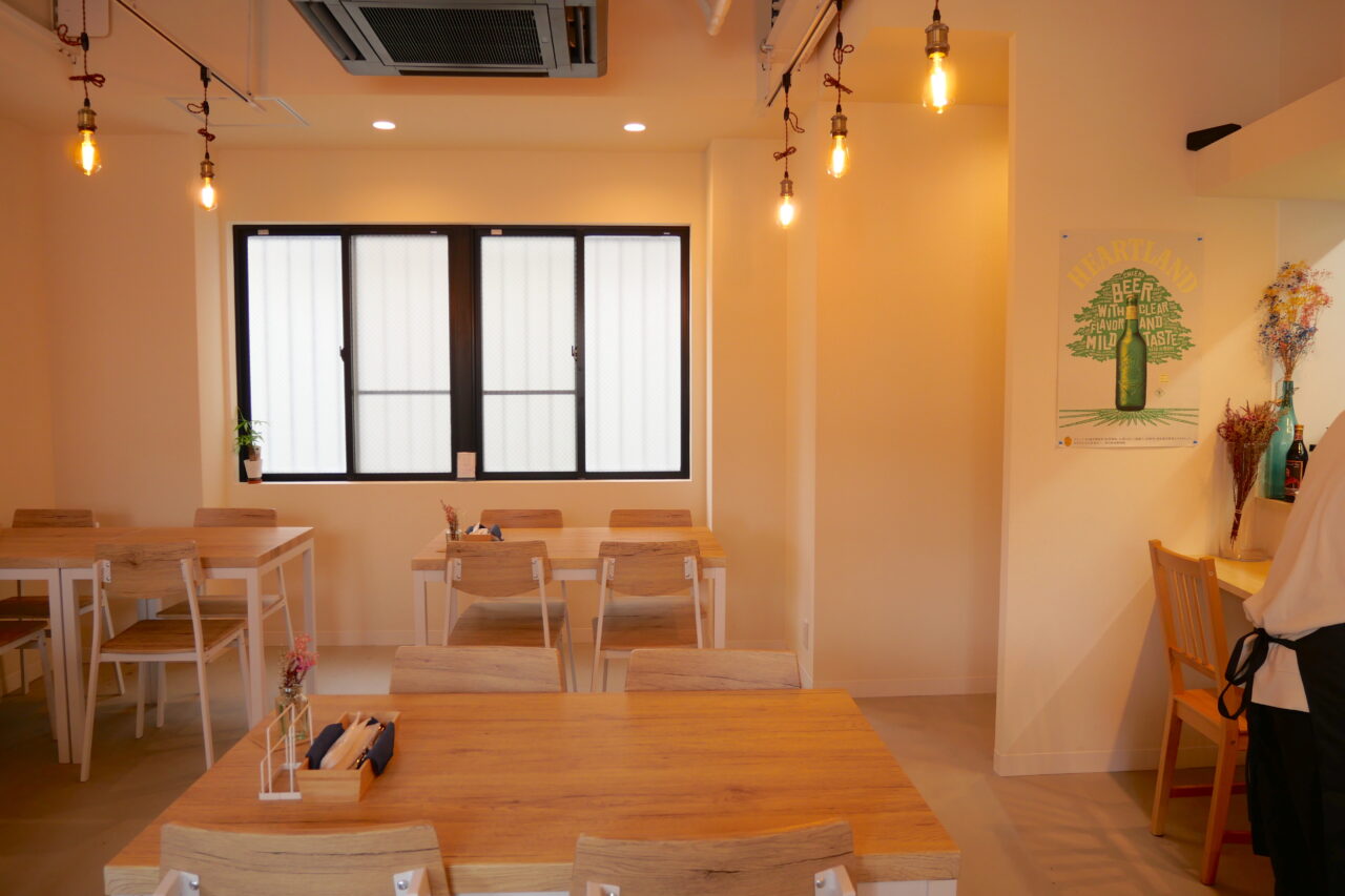 カウンターとテーブル席