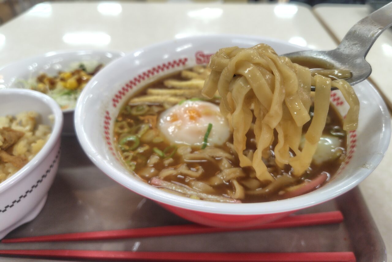平たい麺のアップ写真