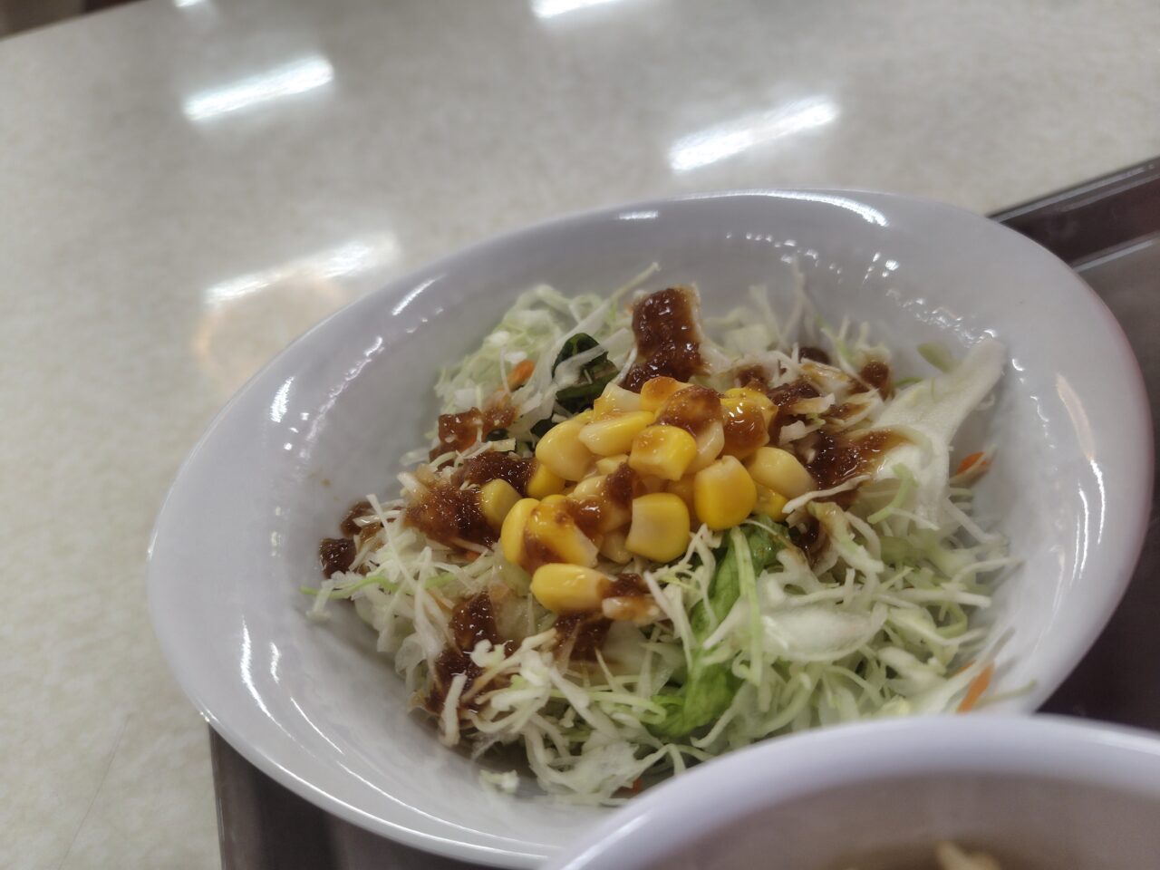 サラダにドレッシングをかけたところ