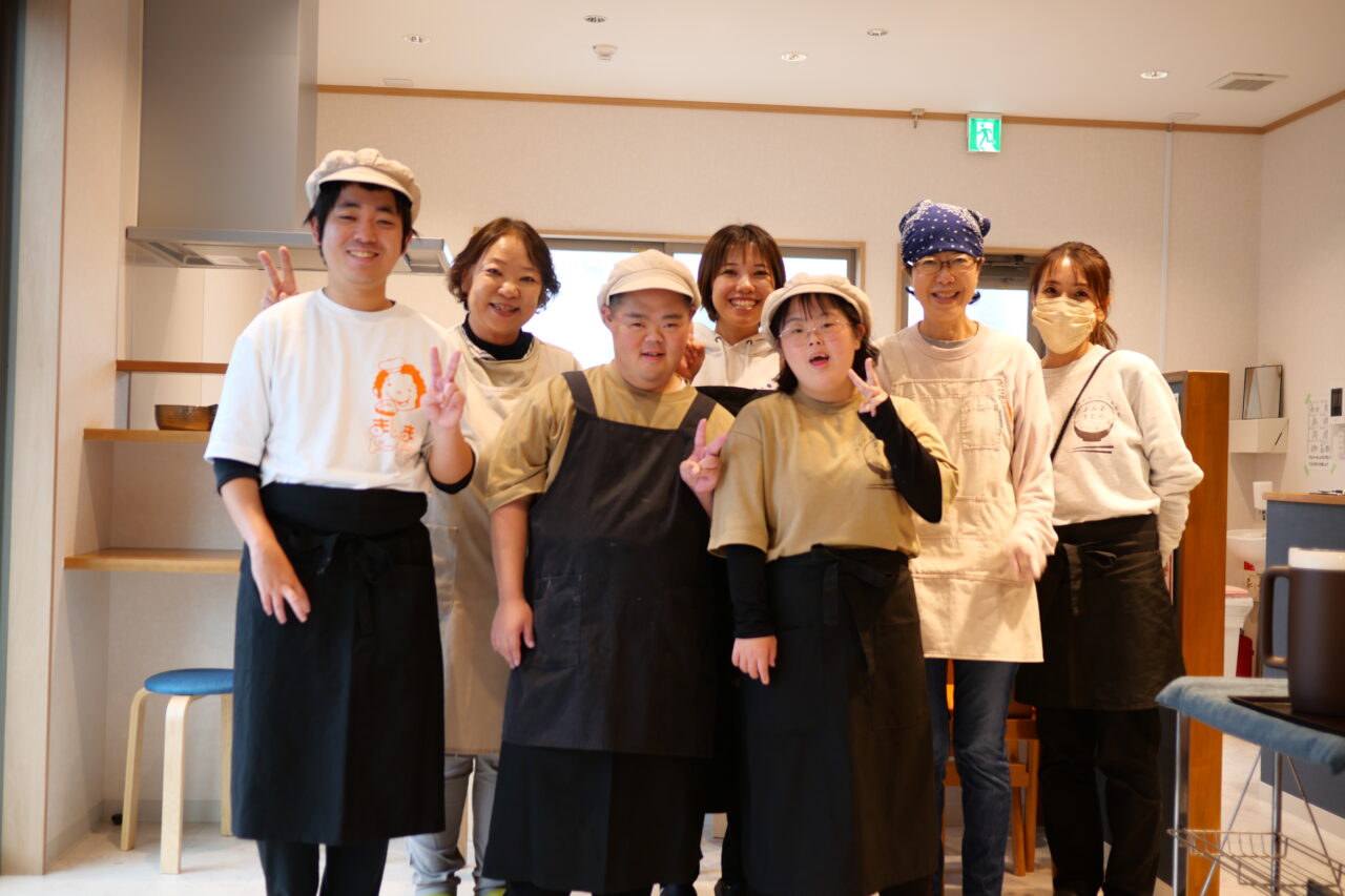 まんまうどんスタッフの集合写真