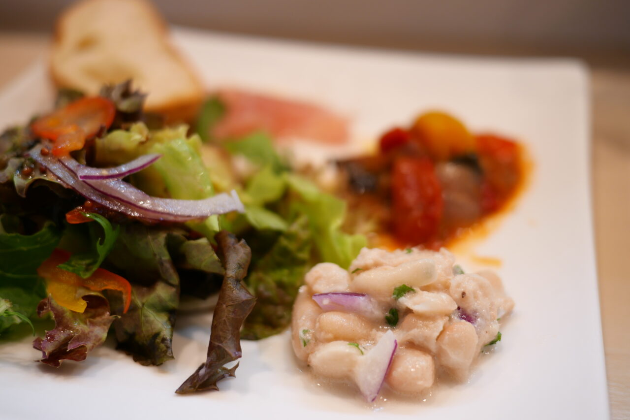 前菜プレートの写真