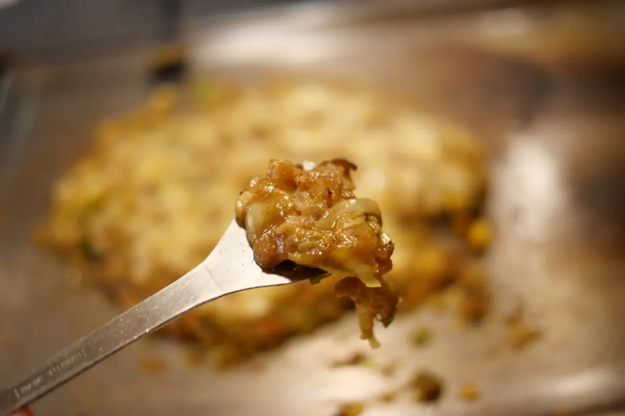 カレーもんじゃをすくい上げる