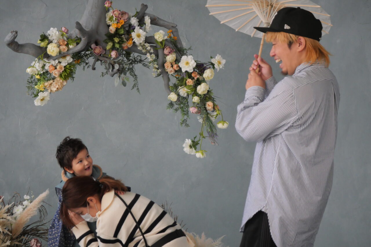 傘を持つ今道さん