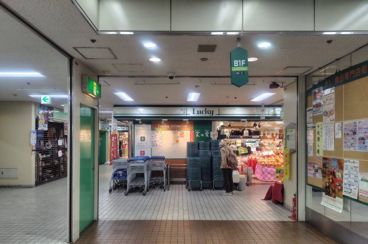 ラッキー寝屋川店の入り口