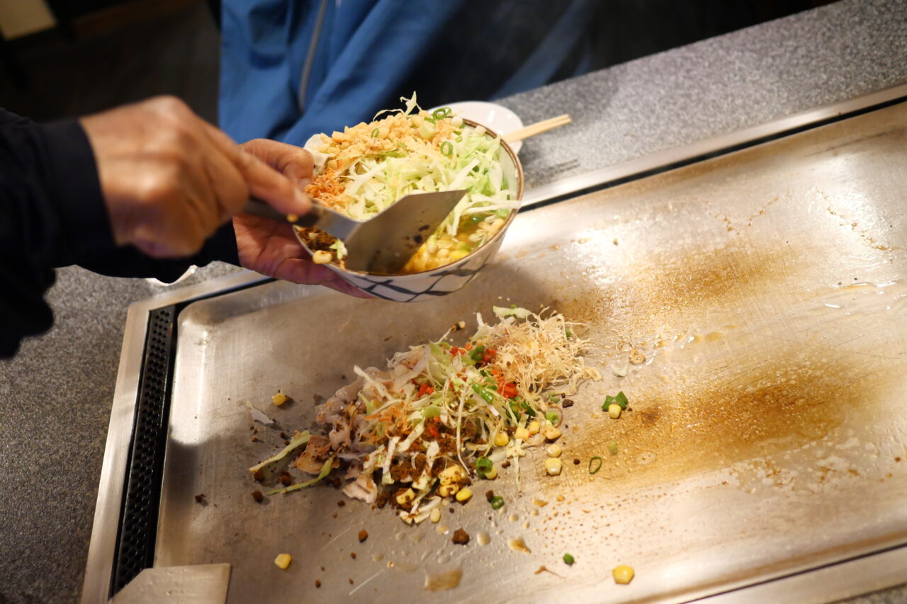 もんじゃを焼いてくれる姿