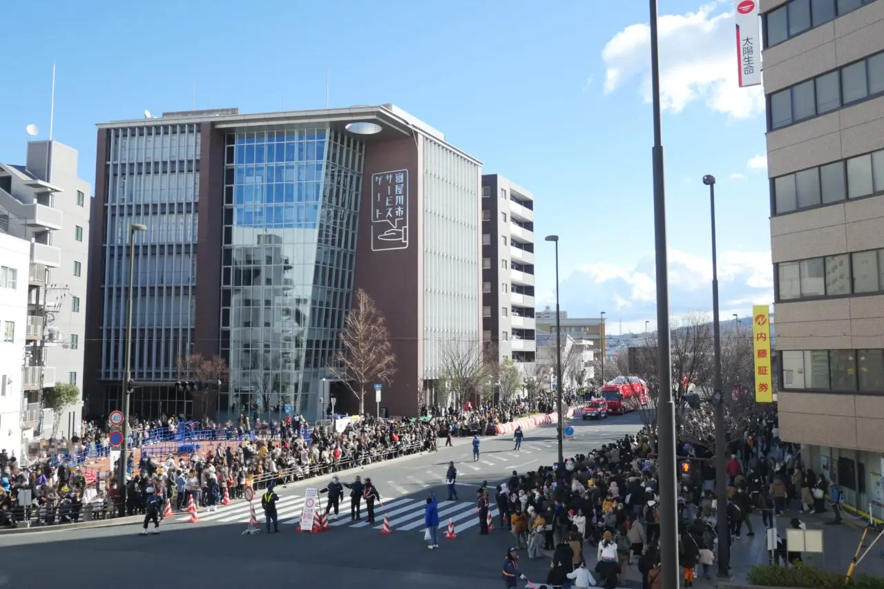 サービスゲート前には朝から多くの来場者が集まり、周辺はにぎわいを見せた