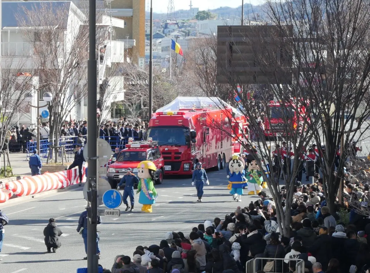 はちかづきちゃんなどのキャラクターによる行進