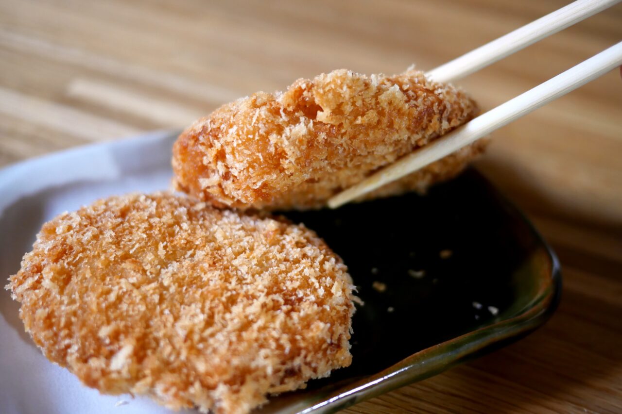  フライの森田屋のコロッケを箸で持ち上げる
