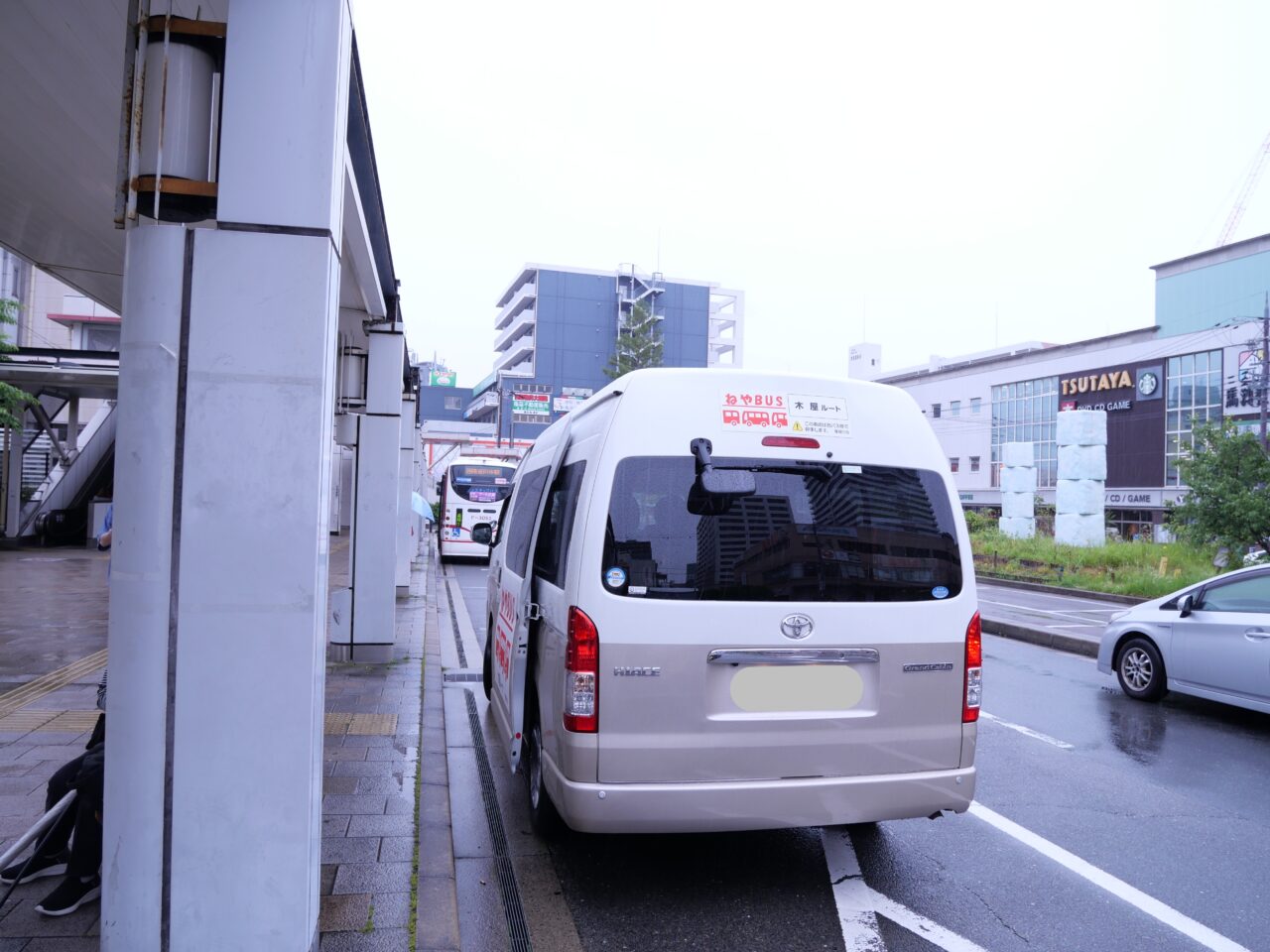 ねやBUSが停車中の香里園駅