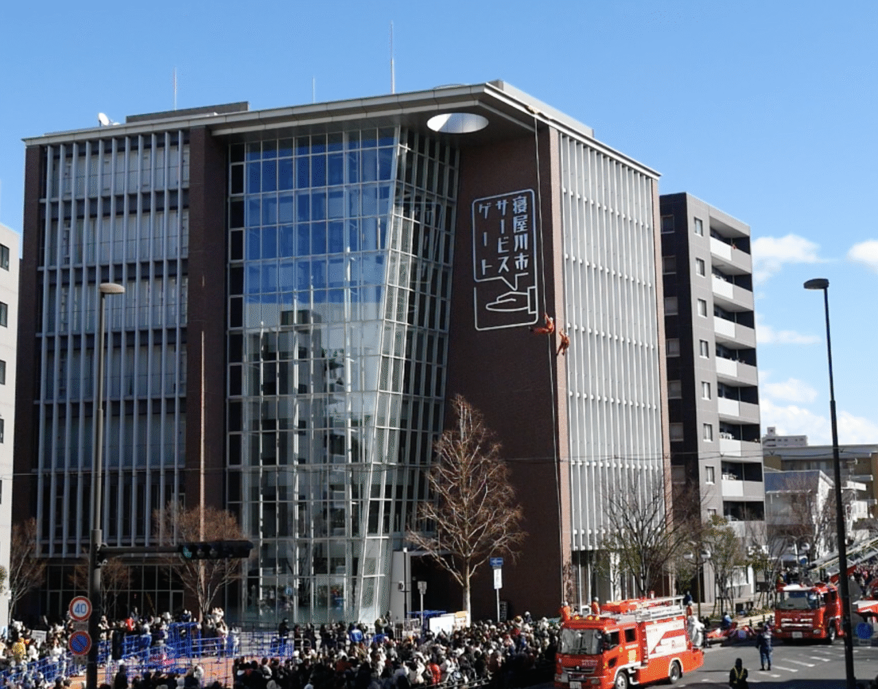 サービスゲート屋上から急降下する救助隊員