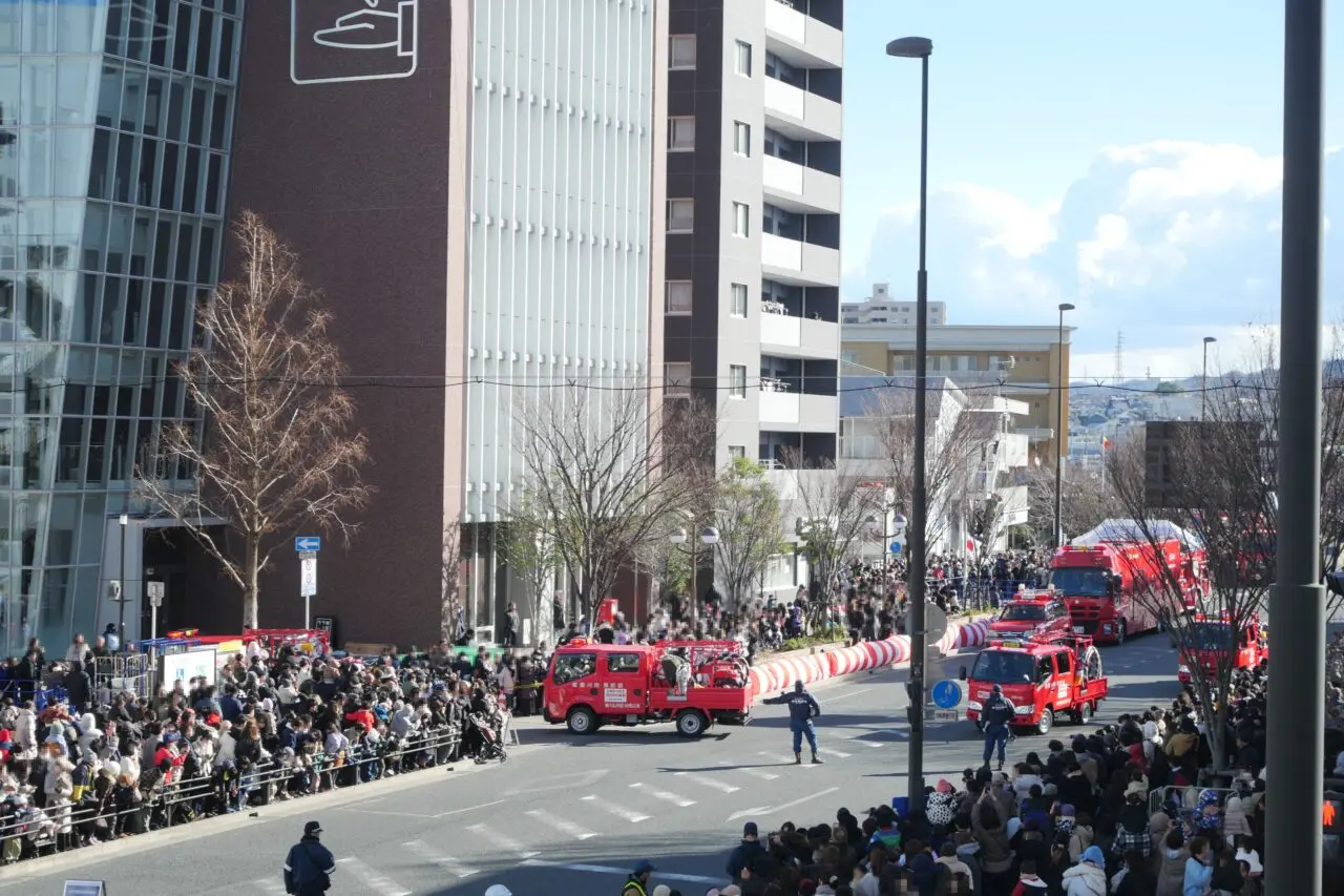 アドバンスねやがわの歩道橋から見た消防車両