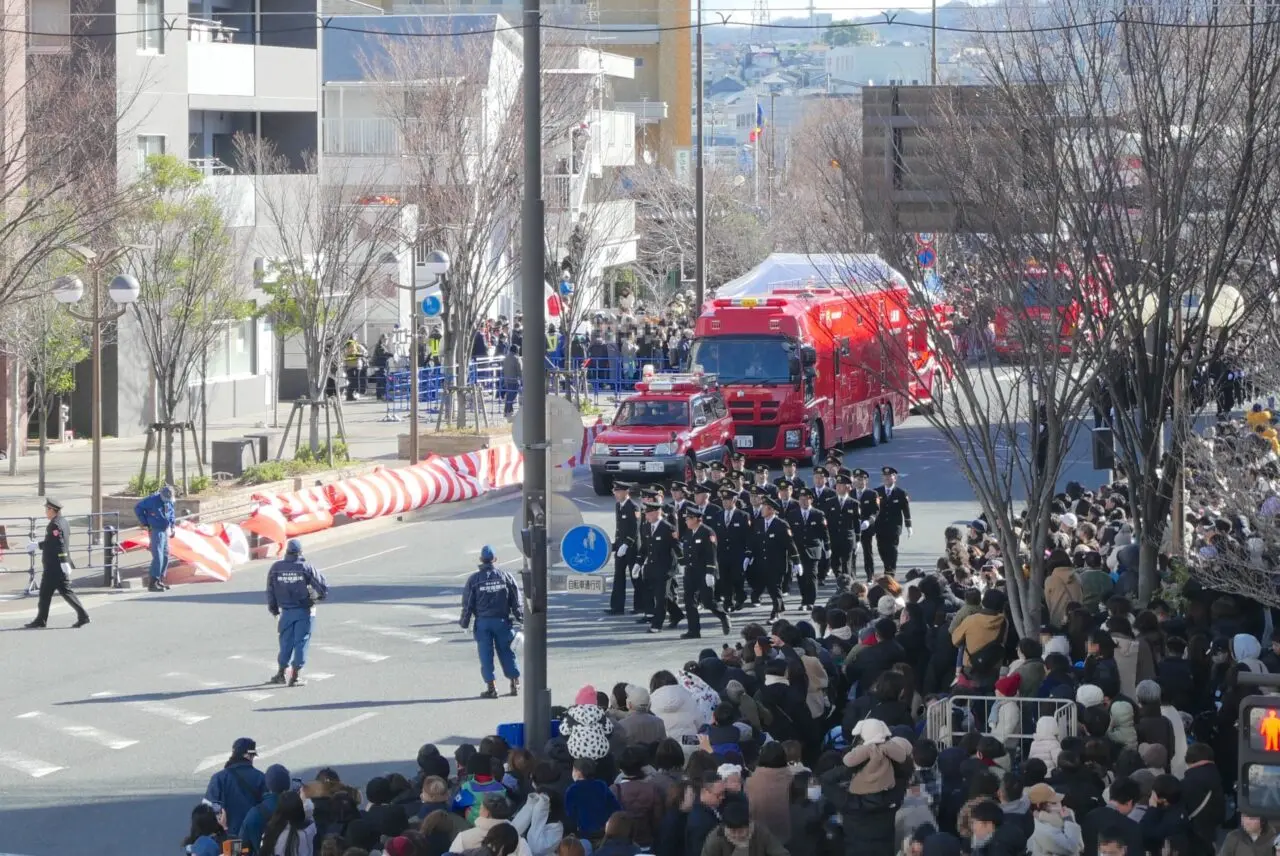 歩道橋から見た徒歩部隊の分列行進