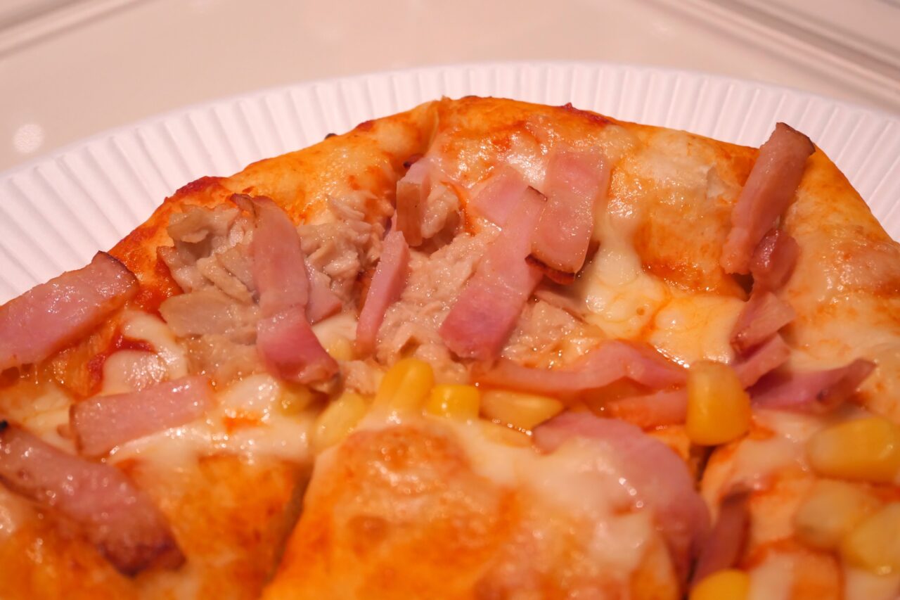 焼きたてのピザ