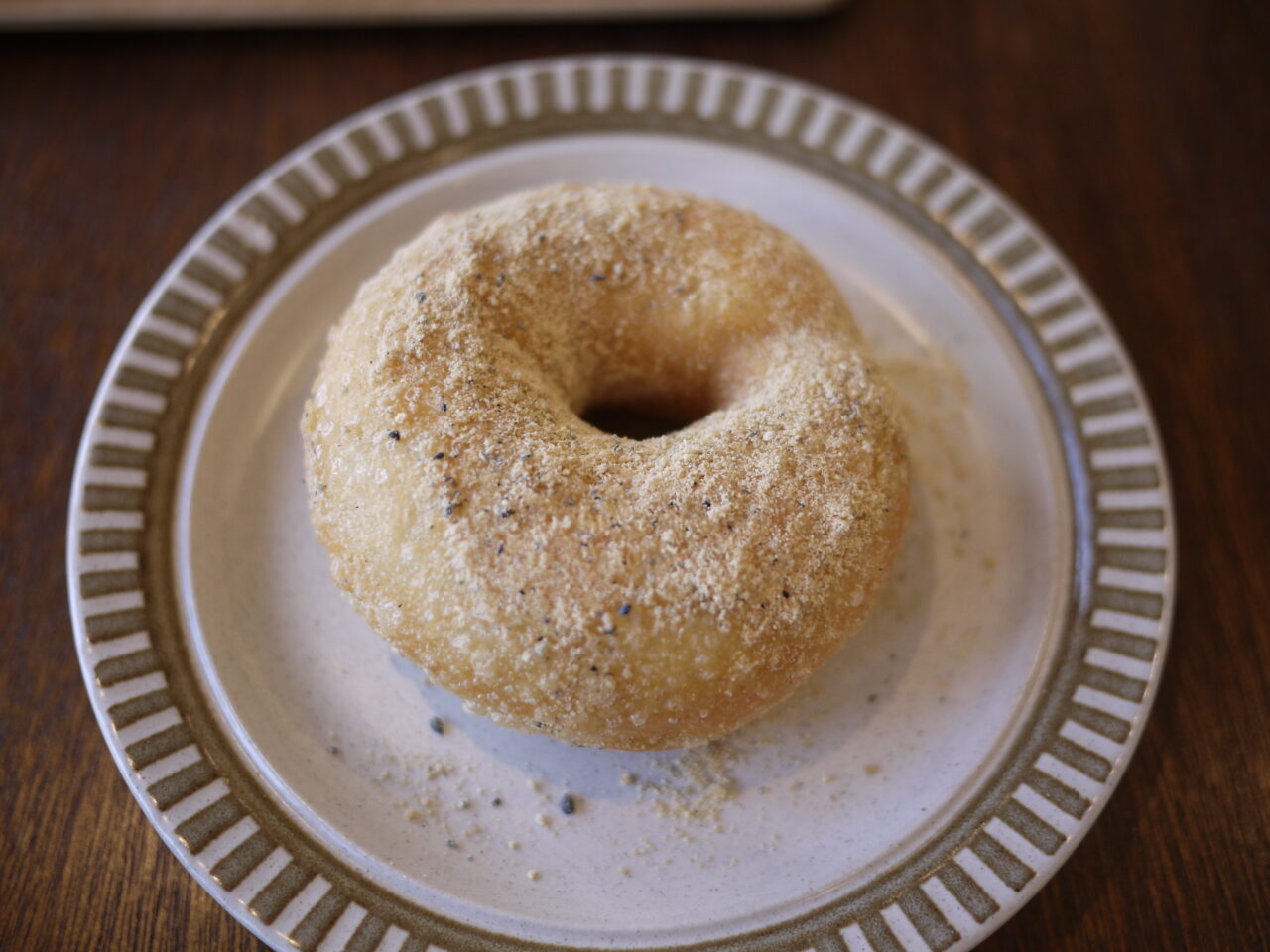 別添えのトッピングをまぶして食べる豆乳ドーナツパン