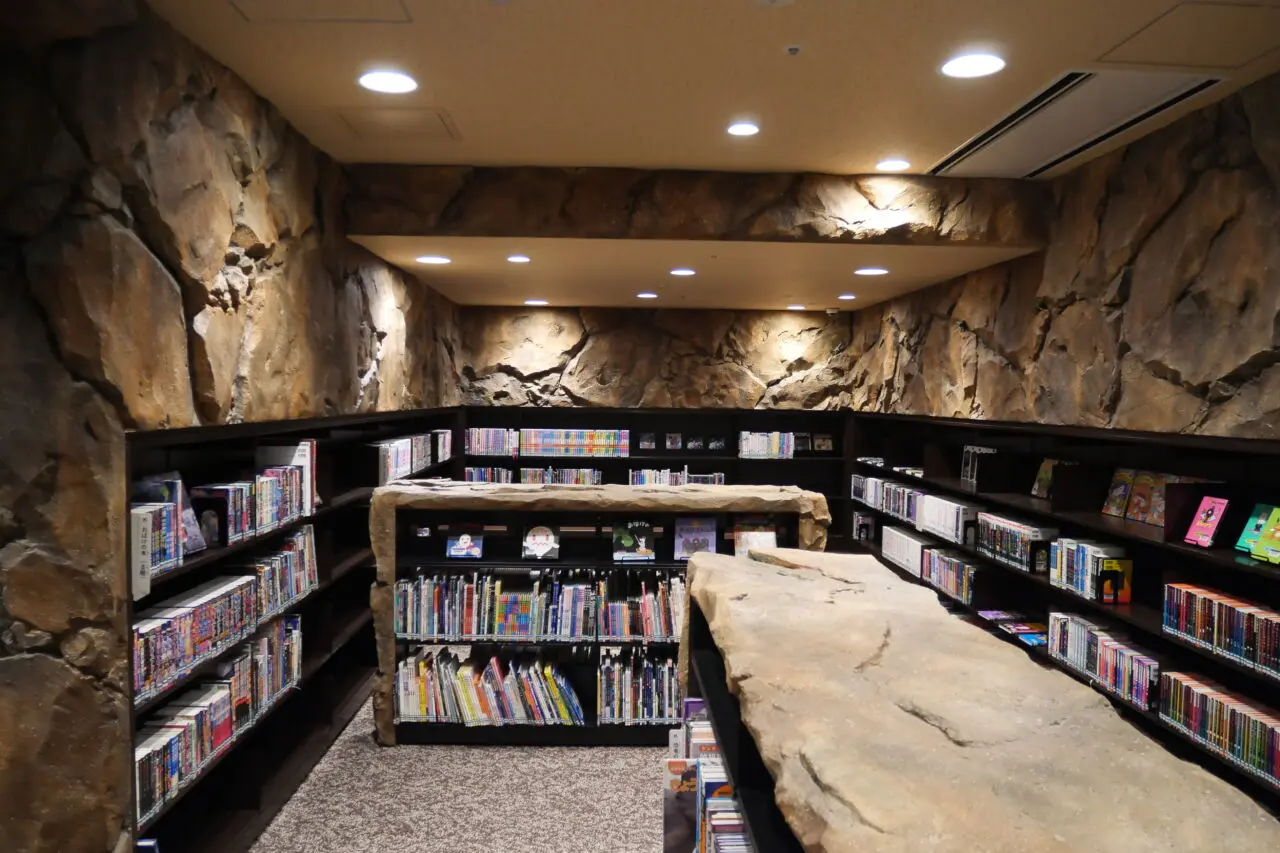 どうくつひろば（こども図書館＋plus）