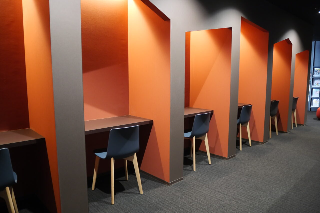 ファーストの壁面