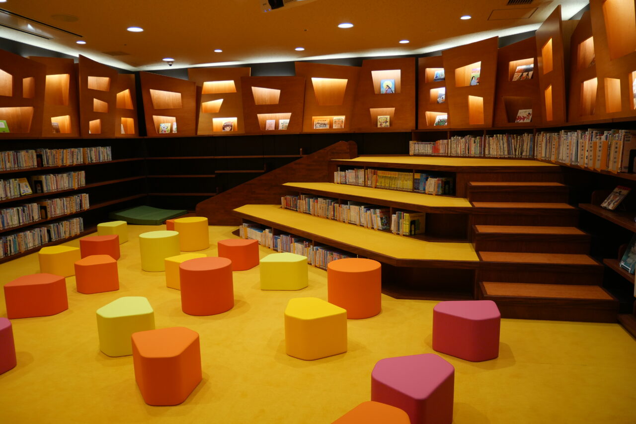 ひみつのひろば（寝屋川市こども図書館＋plus）