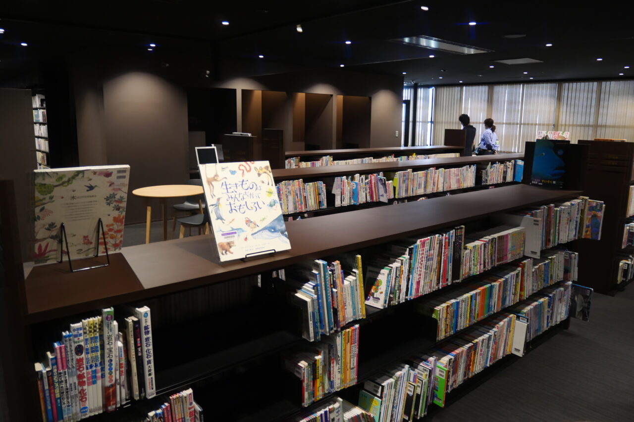 エントランス付近の本棚