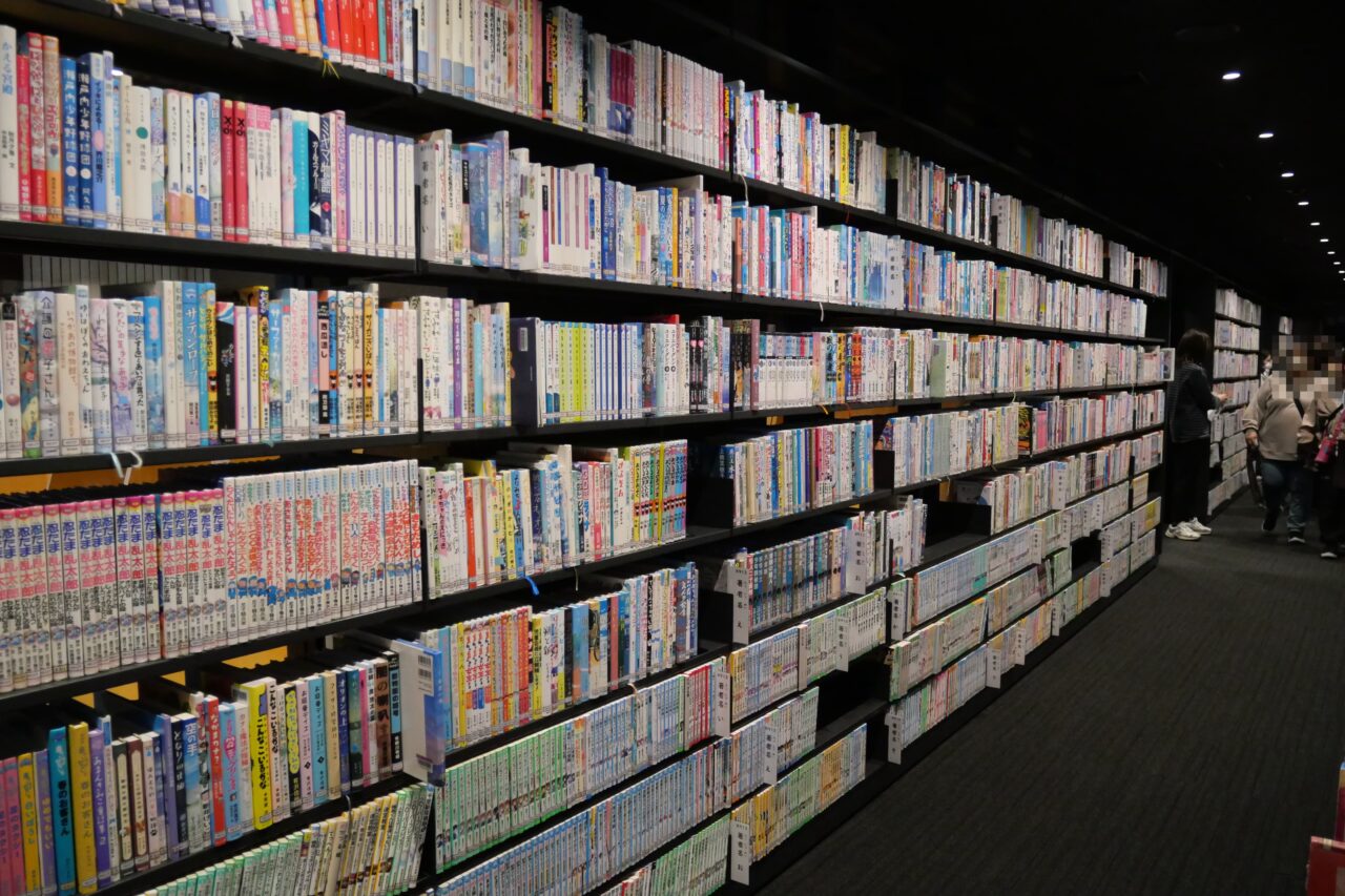 蔵書が溢れるほんの道