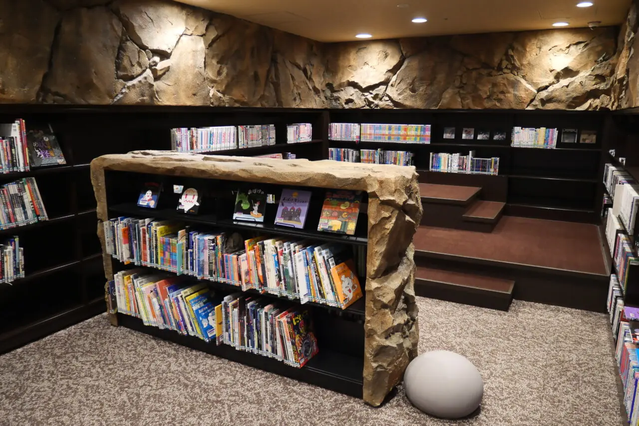 どうくつひろばの本棚