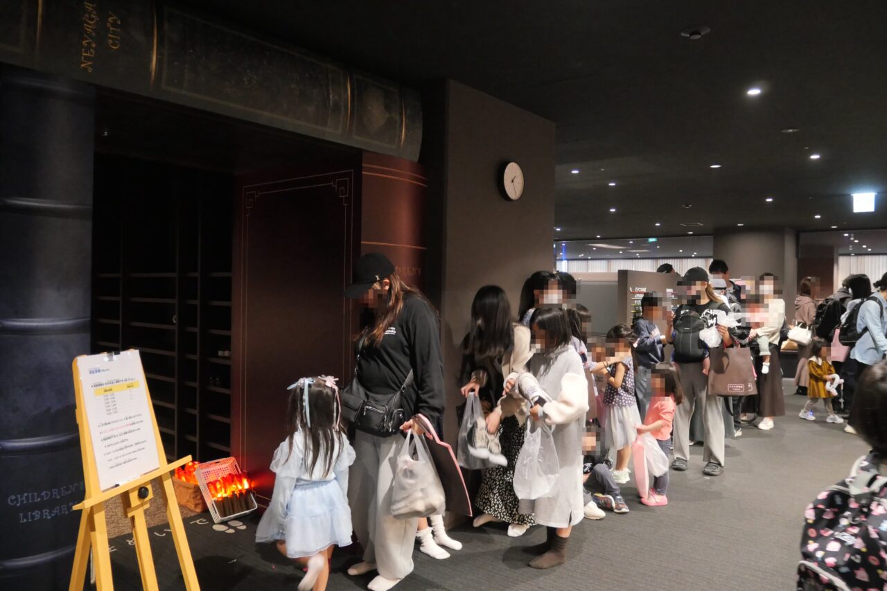 こども図書館プラスの「ひろばエリア入り口」