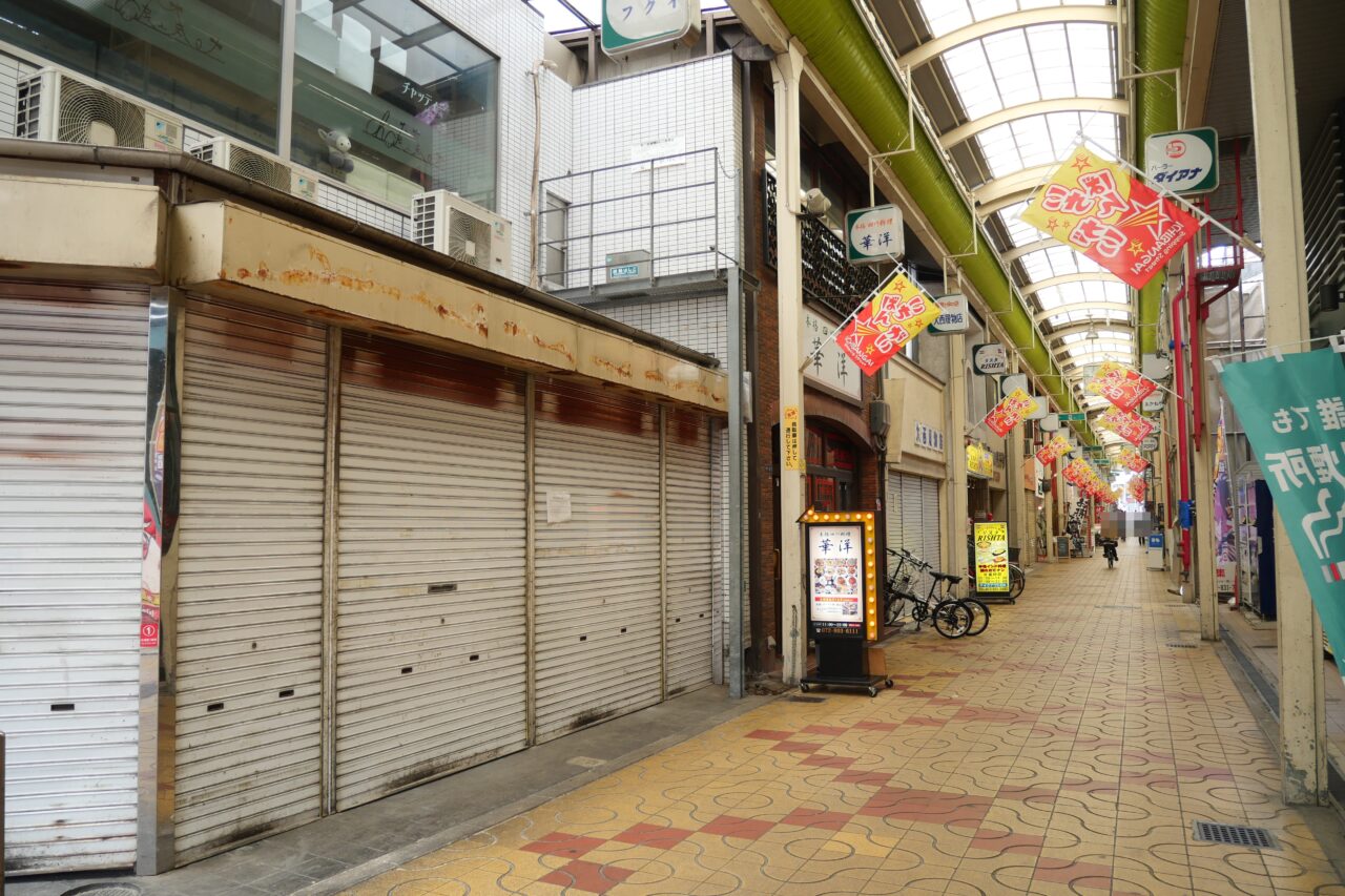 シャッターが降りた寝屋川一番街のお店
