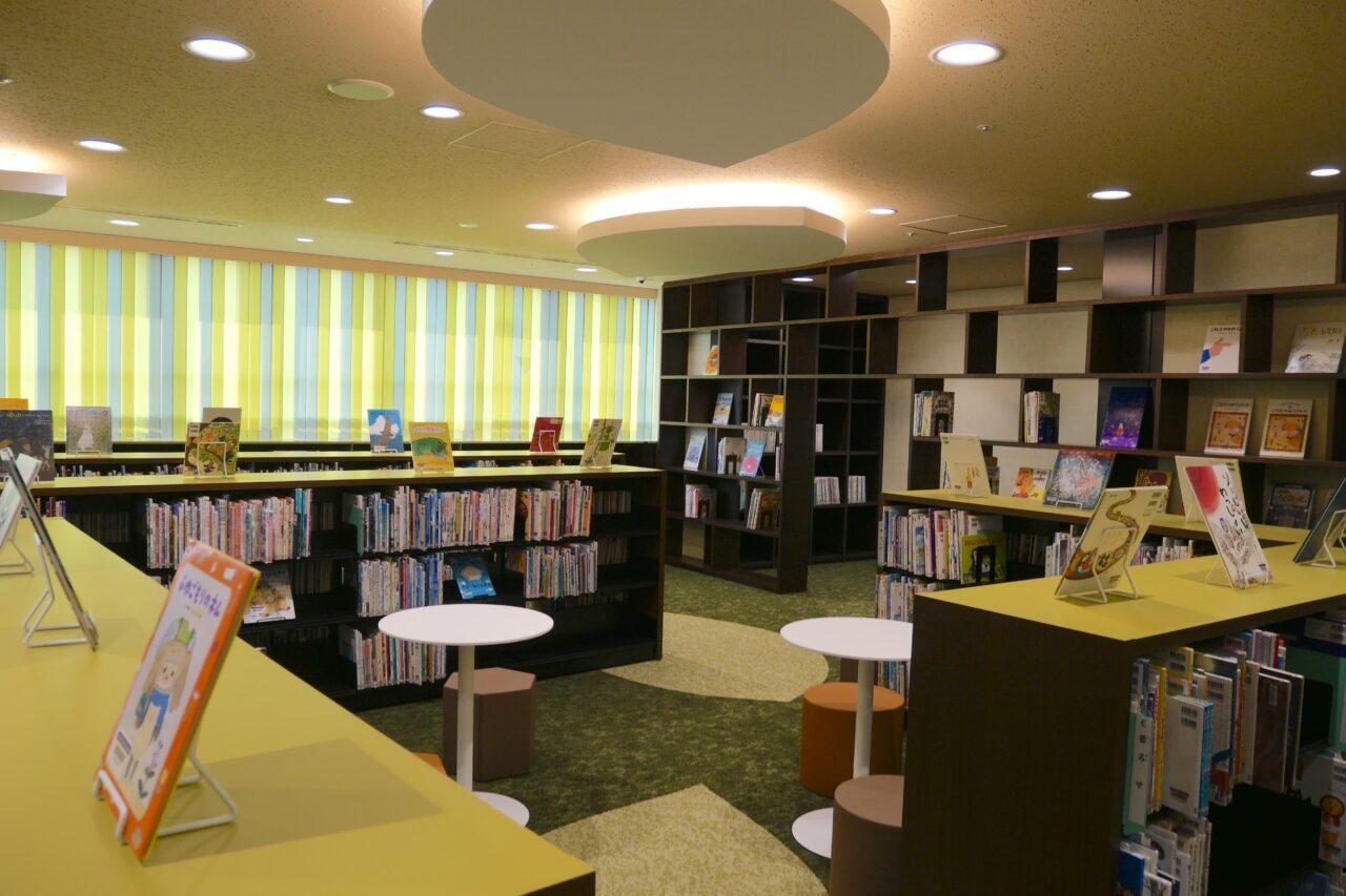 もりのひろば（こども図書館＋plus）