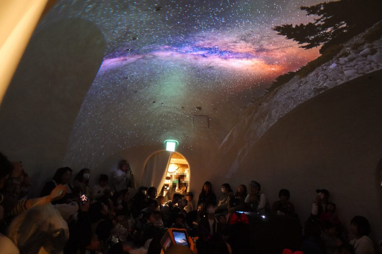 プラネタリウムの投影（寝屋川市のこども図書館にて）