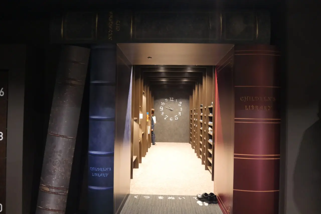 寝屋川市こども図書館プラスの「ほんのとんねる」