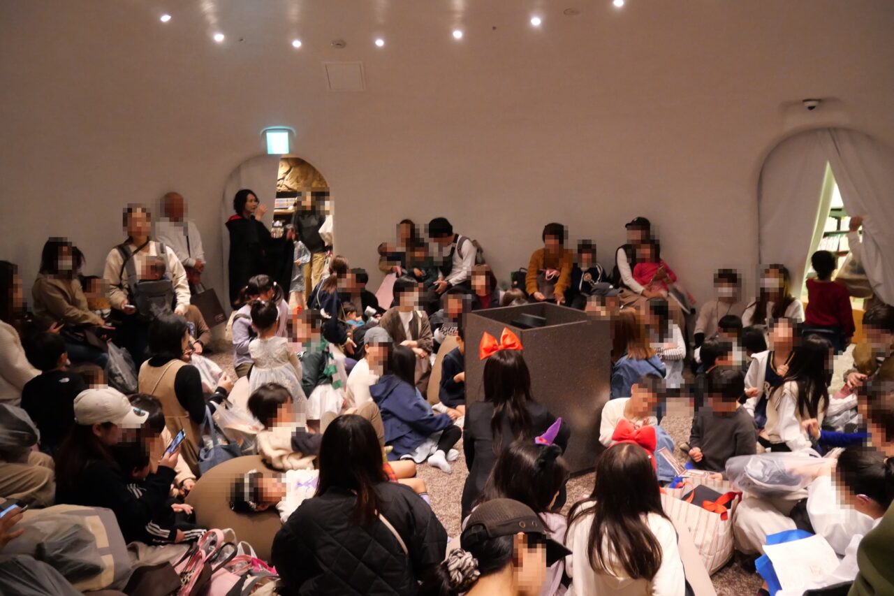 よぞらのひろばの投影を待つ人々